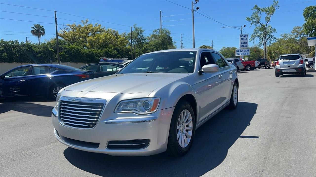 Chrysler 300 4dr Sdn V6 RWD 2012