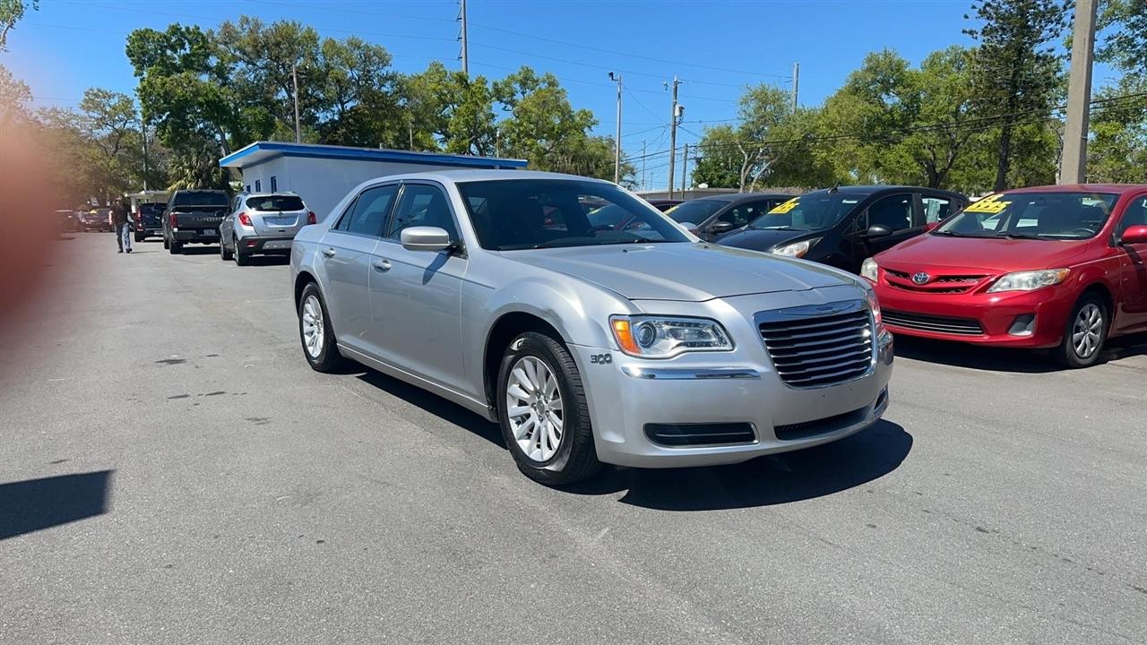 Chrysler 300 4dr Sdn V6 RWD 2012