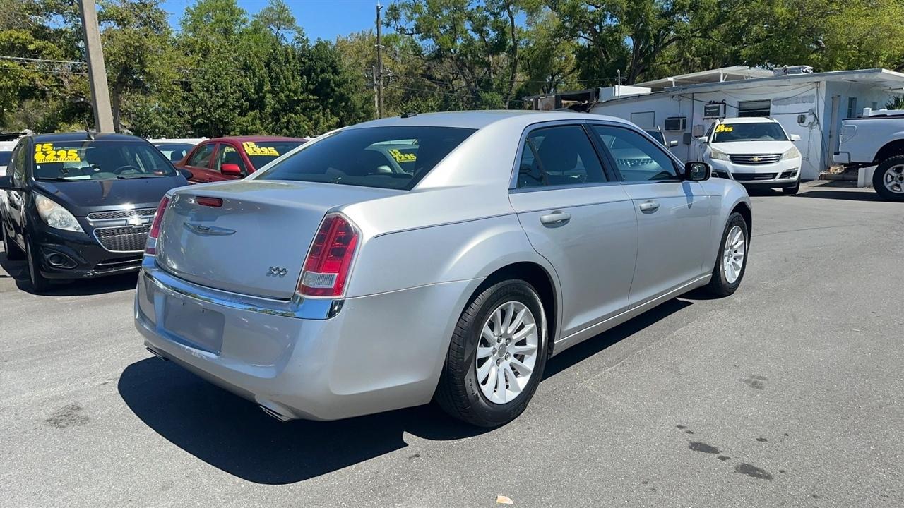 Chrysler 300 4dr Sdn V6 RWD 2012