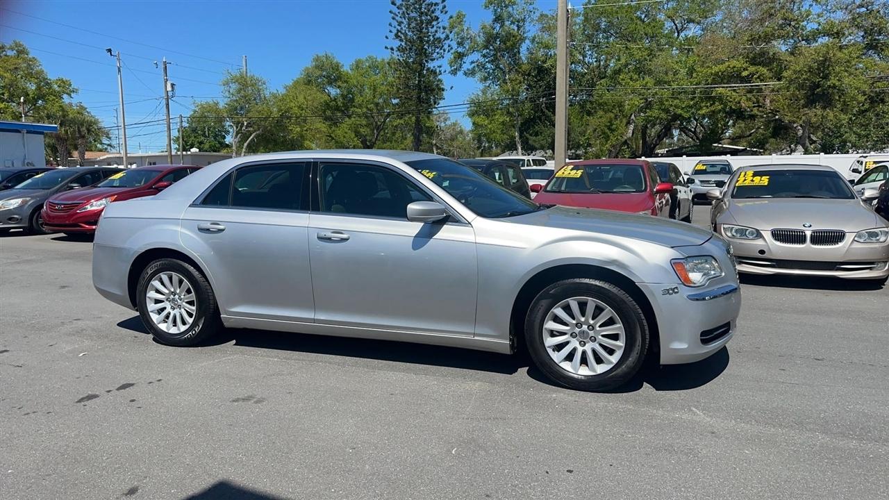 Chrysler 300 4dr Sdn V6 RWD 2012