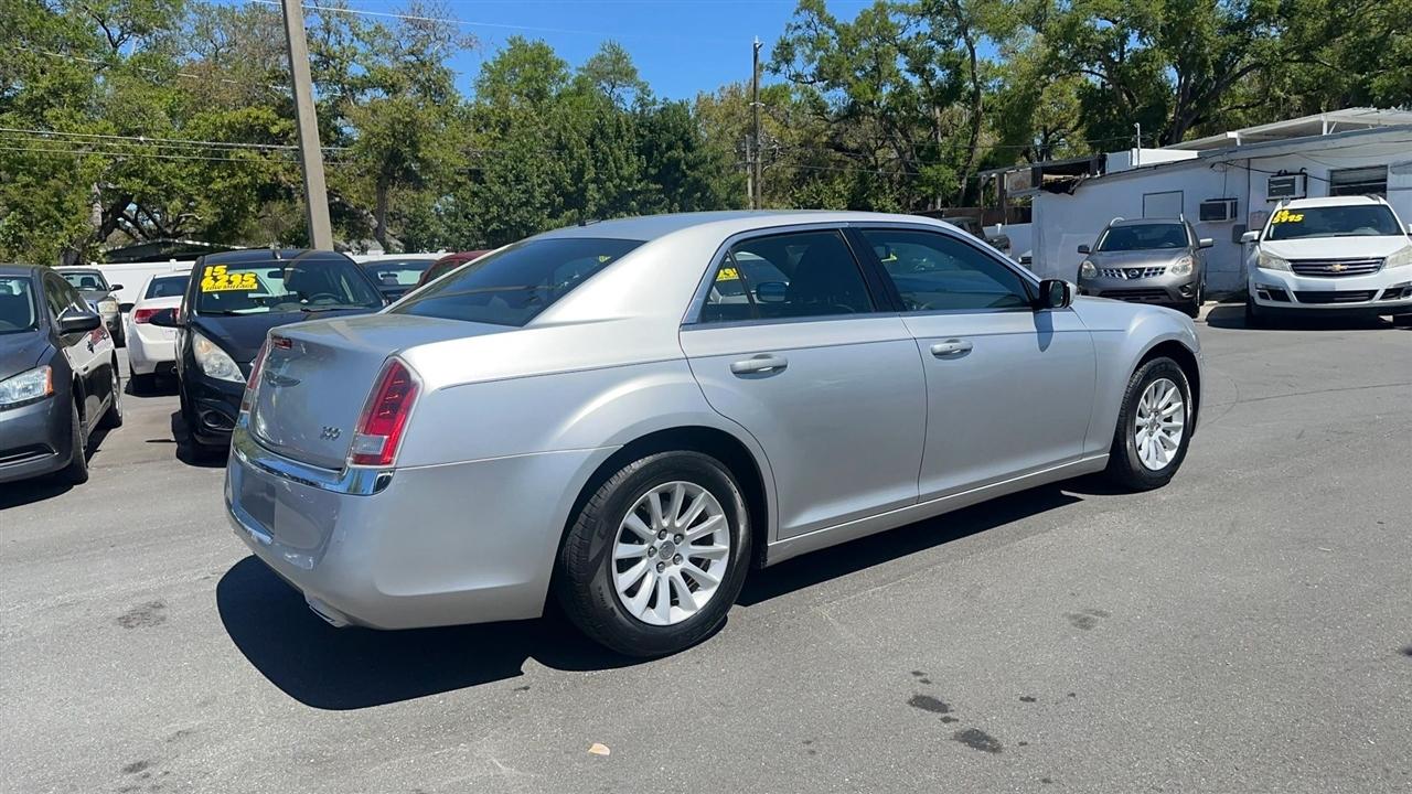 Chrysler 300 4dr Sdn V6 RWD 2012