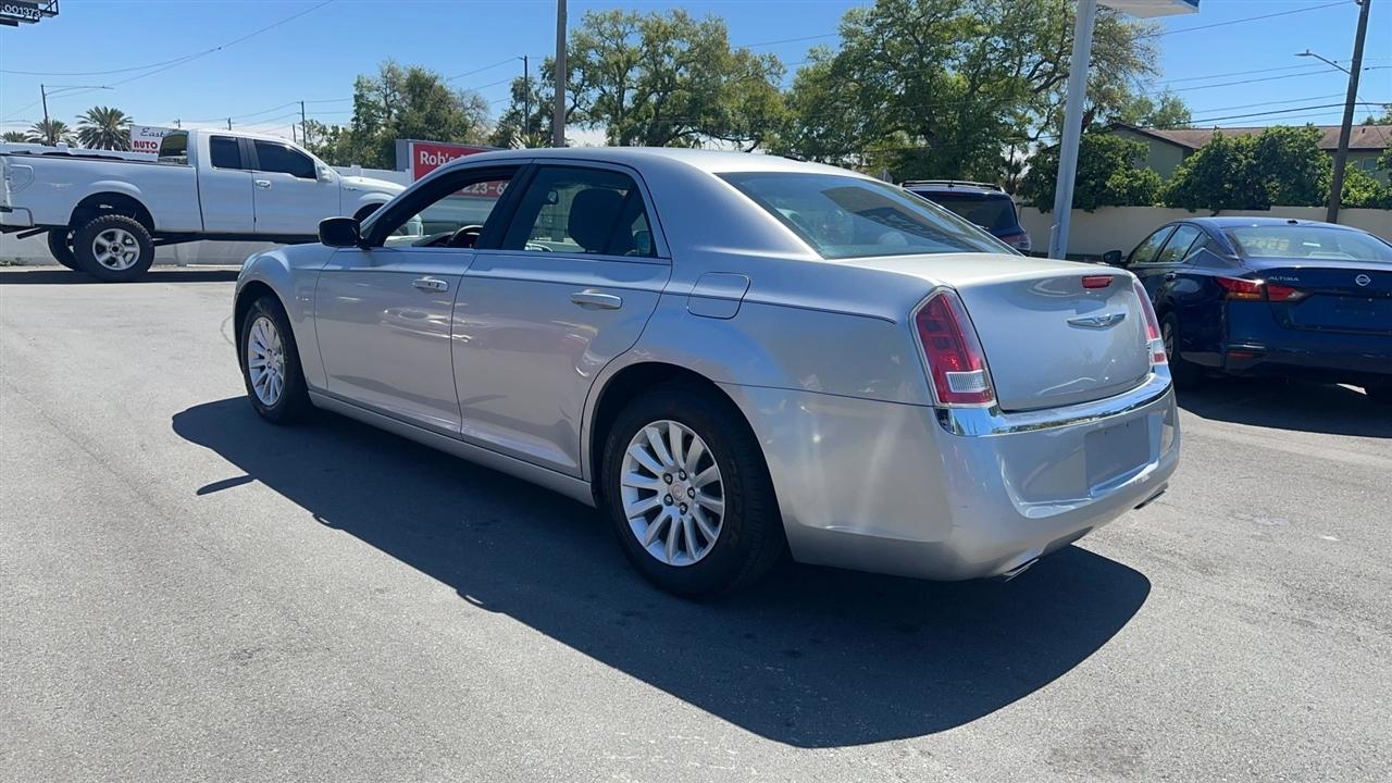 Chrysler 300 4dr Sdn V6 RWD 2012