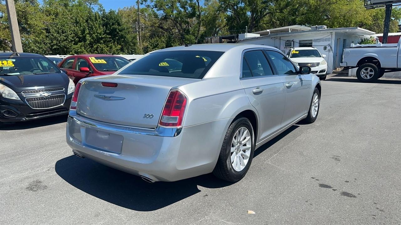Chrysler 300 4dr Sdn V6 RWD 2012