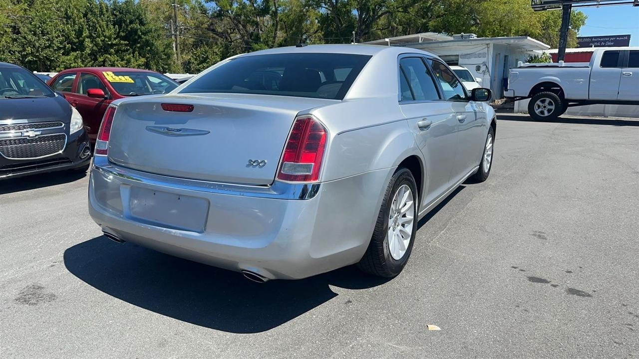 Chrysler 300 4dr Sdn V6 RWD 2012