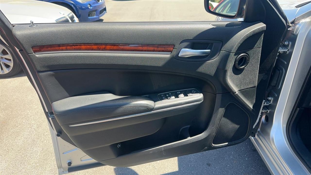 Chrysler 300 4dr Sdn V6 RWD 2012