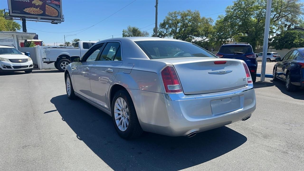 Chrysler 300 4dr Sdn V6 RWD 2012