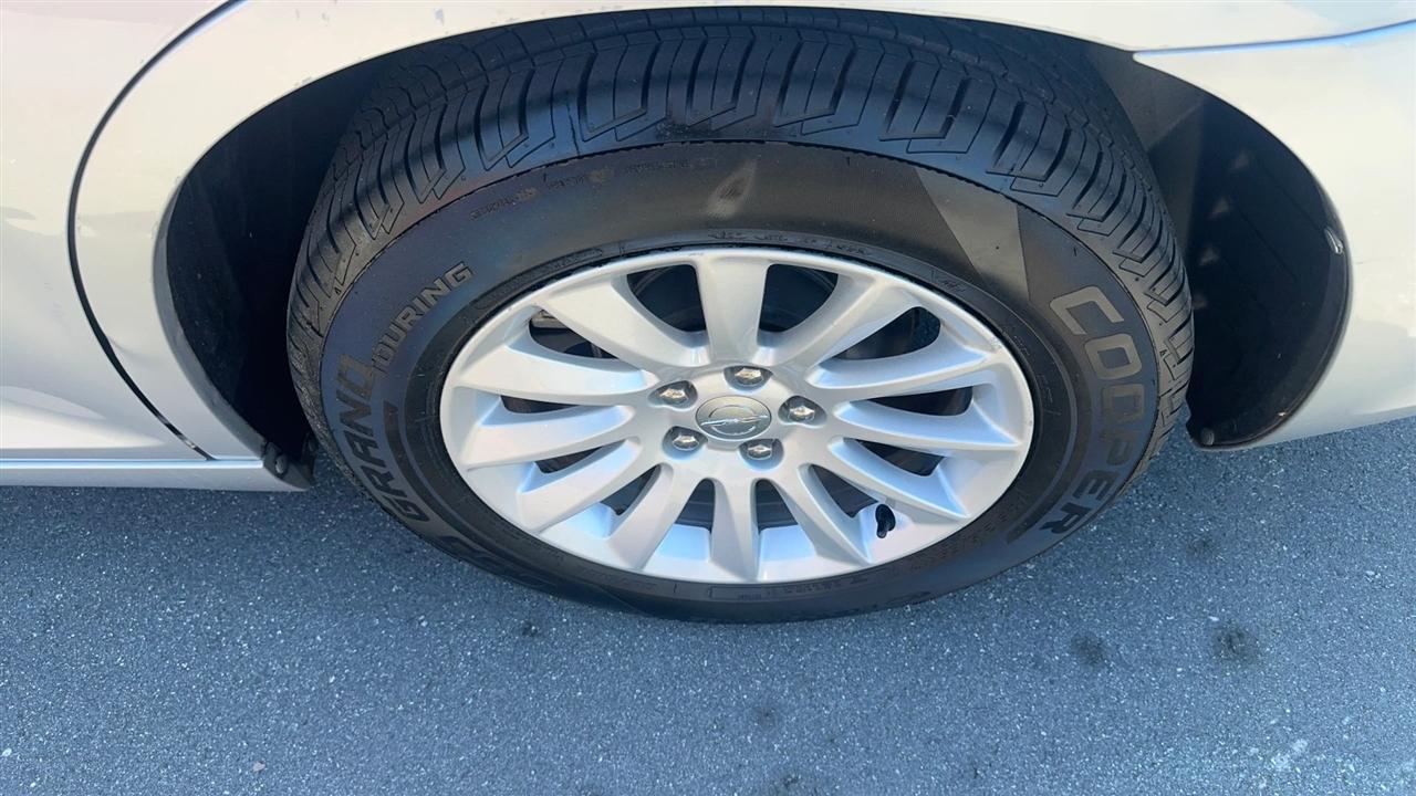 Chrysler 300 4dr Sdn V6 RWD 2012