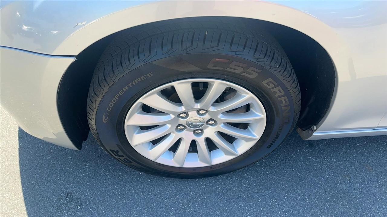 Chrysler 300 4dr Sdn V6 RWD 2012