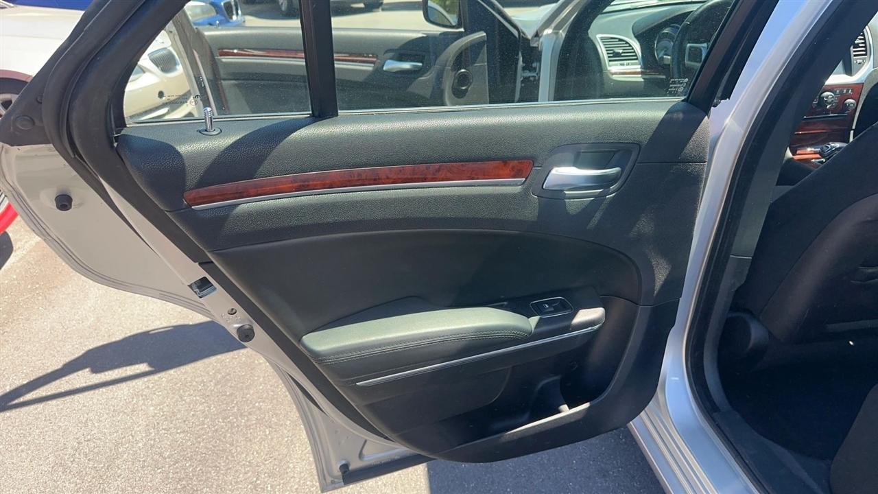 Chrysler 300 4dr Sdn V6 RWD 2012