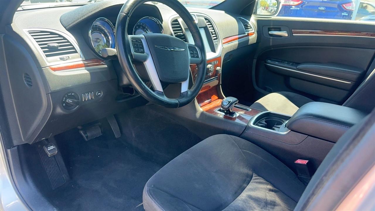 Chrysler 300 4dr Sdn V6 RWD 2012