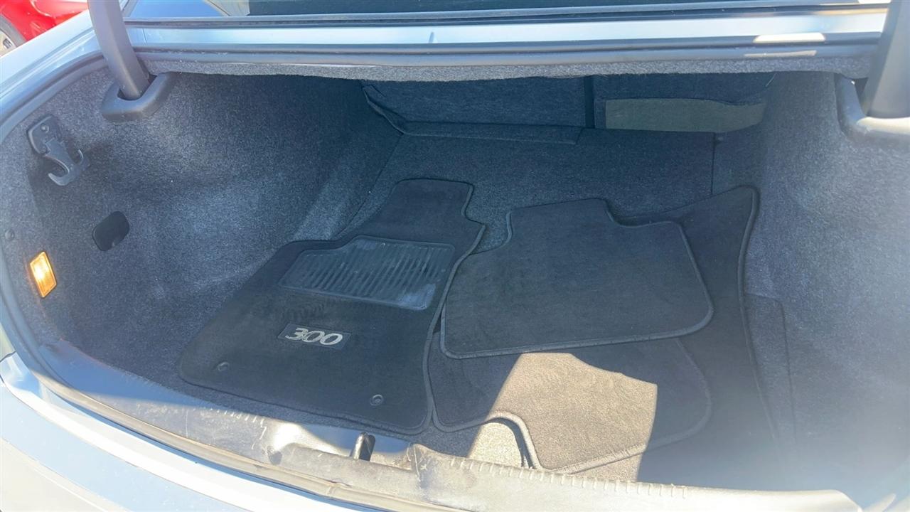 Chrysler 300 4dr Sdn V6 RWD 2012