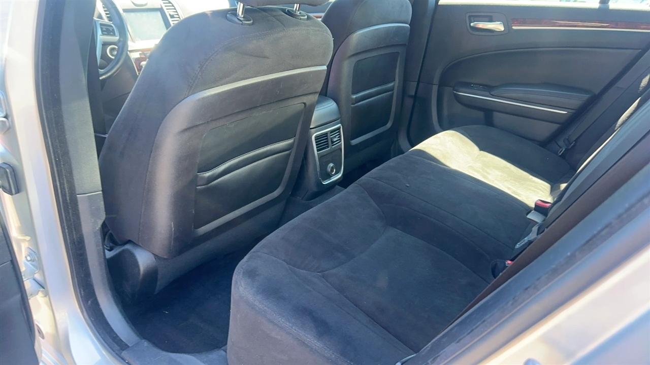 Chrysler 300 4dr Sdn V6 RWD 2012