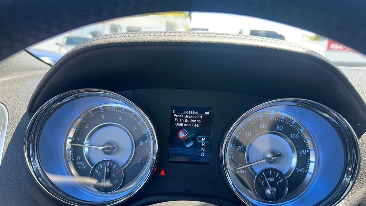 Chrysler 300 4dr Sdn V6 RWD 2012