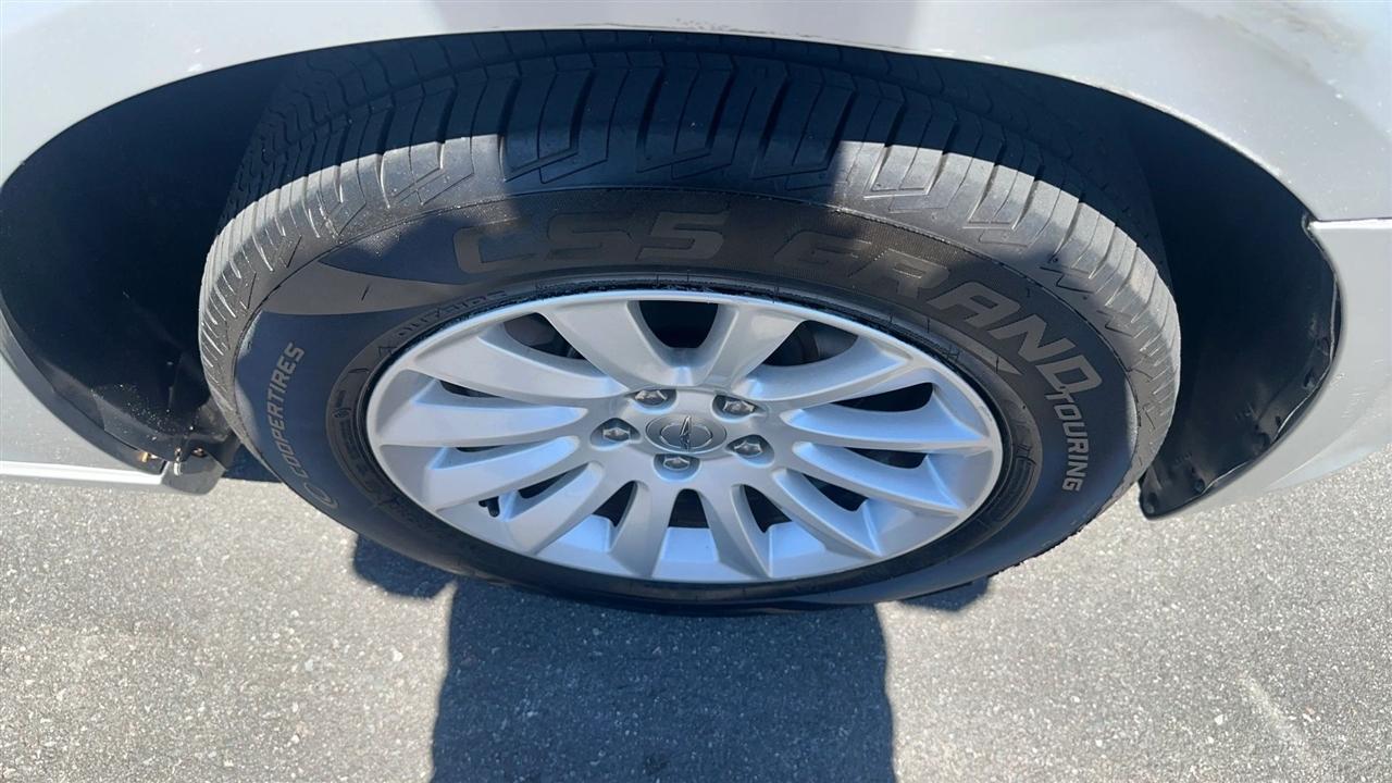 Chrysler 300 4dr Sdn V6 RWD 2012