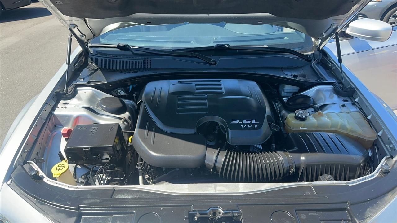 Chrysler 300 4dr Sdn V6 RWD 2012