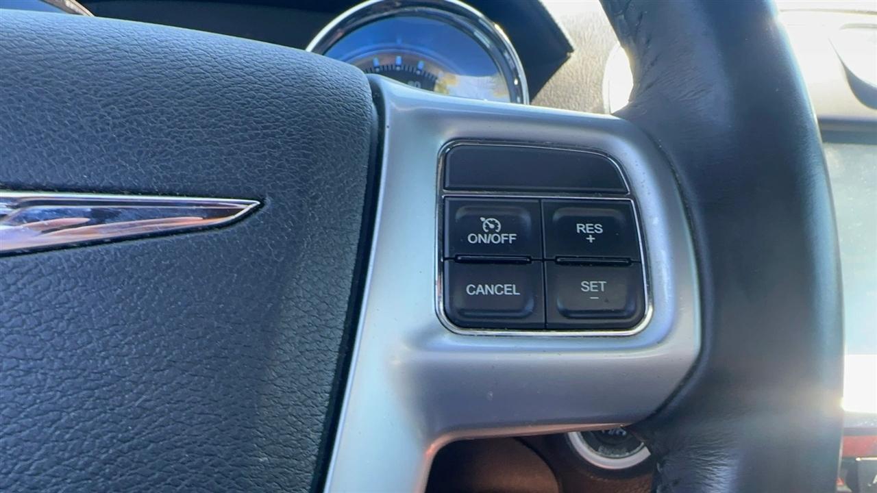 Chrysler 300 4dr Sdn V6 RWD 2012