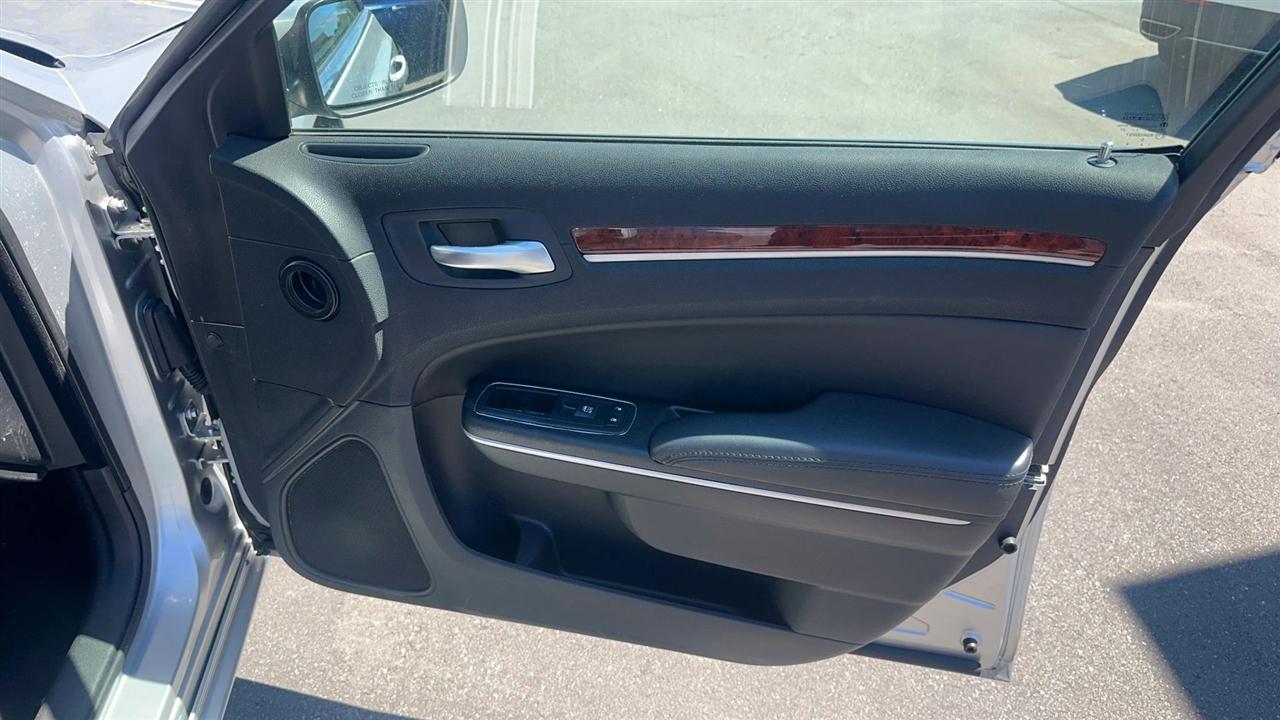 Chrysler 300 4dr Sdn V6 RWD 2012