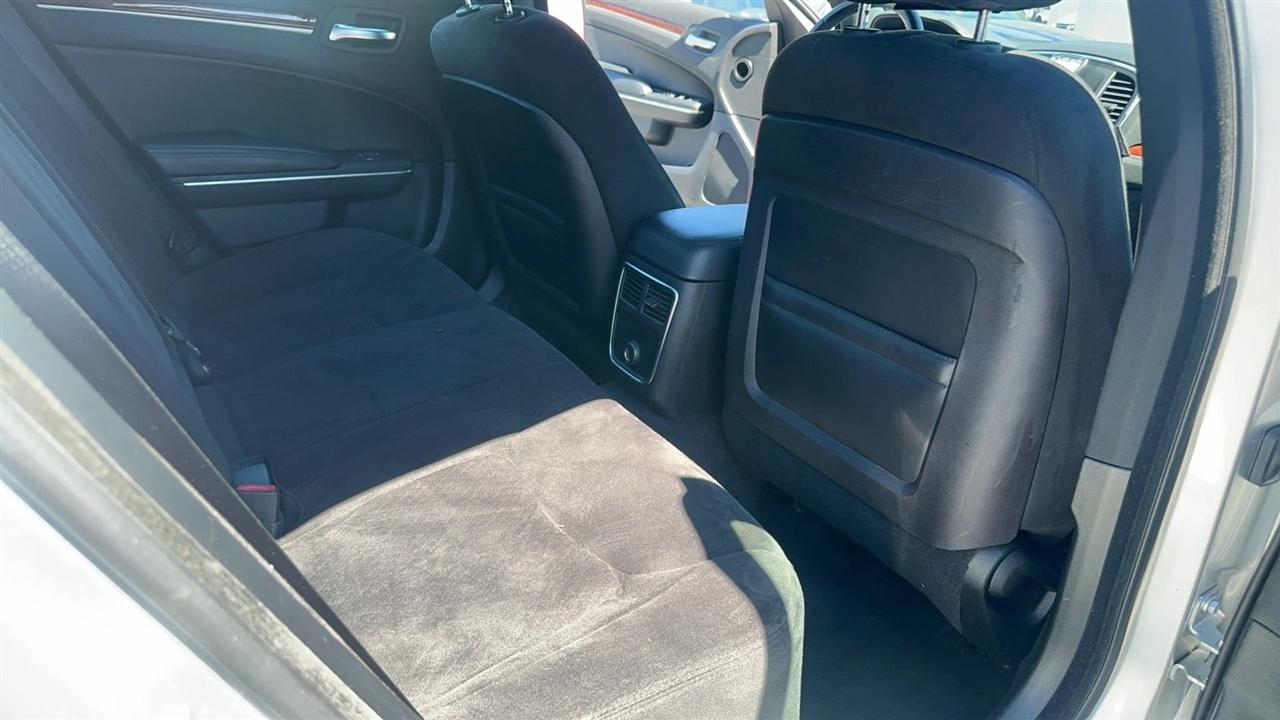 Chrysler 300 4dr Sdn V6 RWD 2012