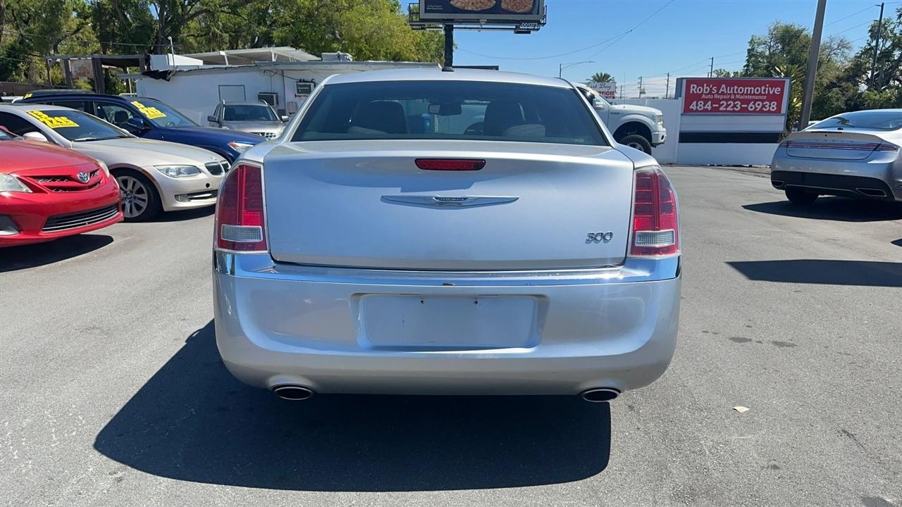 Chrysler 300 4dr Sdn V6 RWD 2012