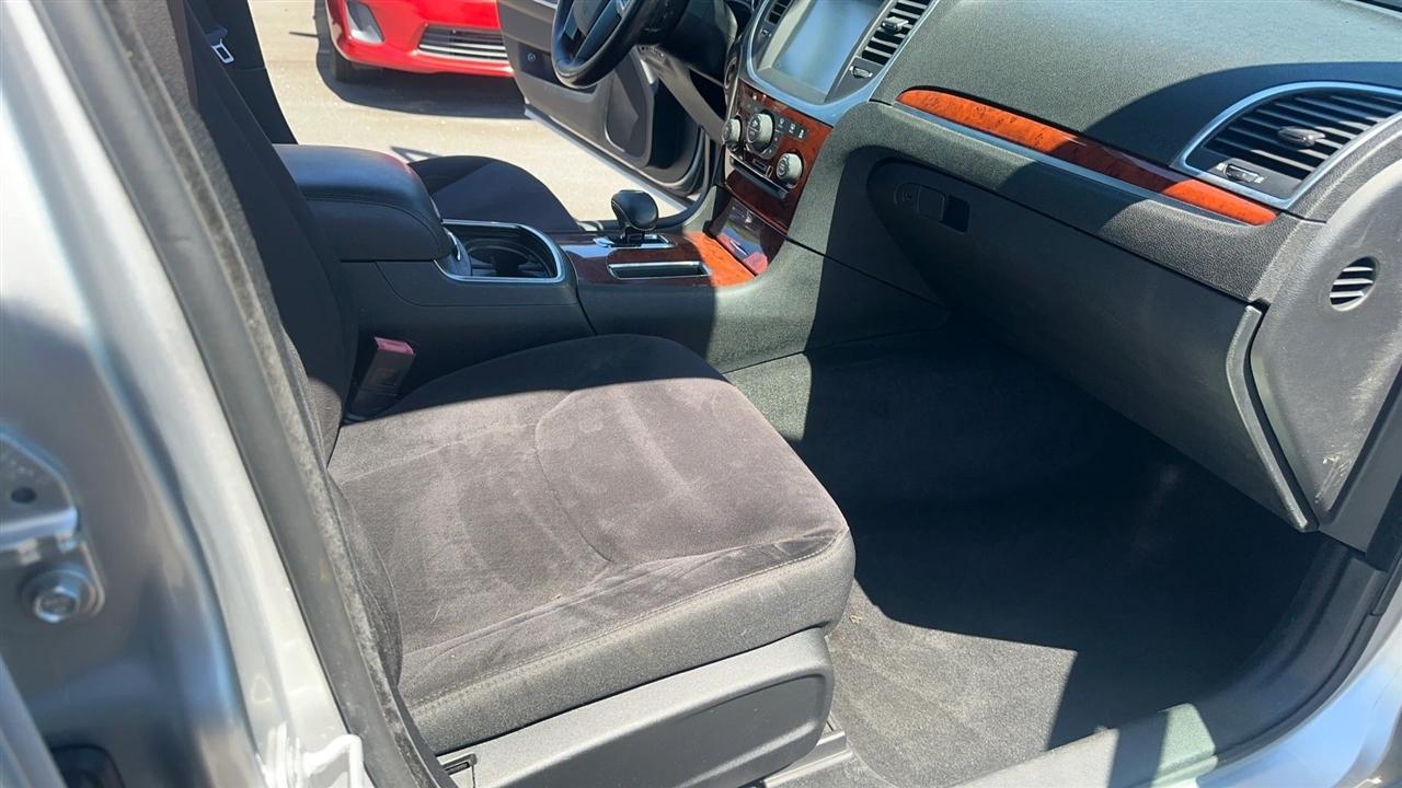 Chrysler 300 4dr Sdn V6 RWD 2012