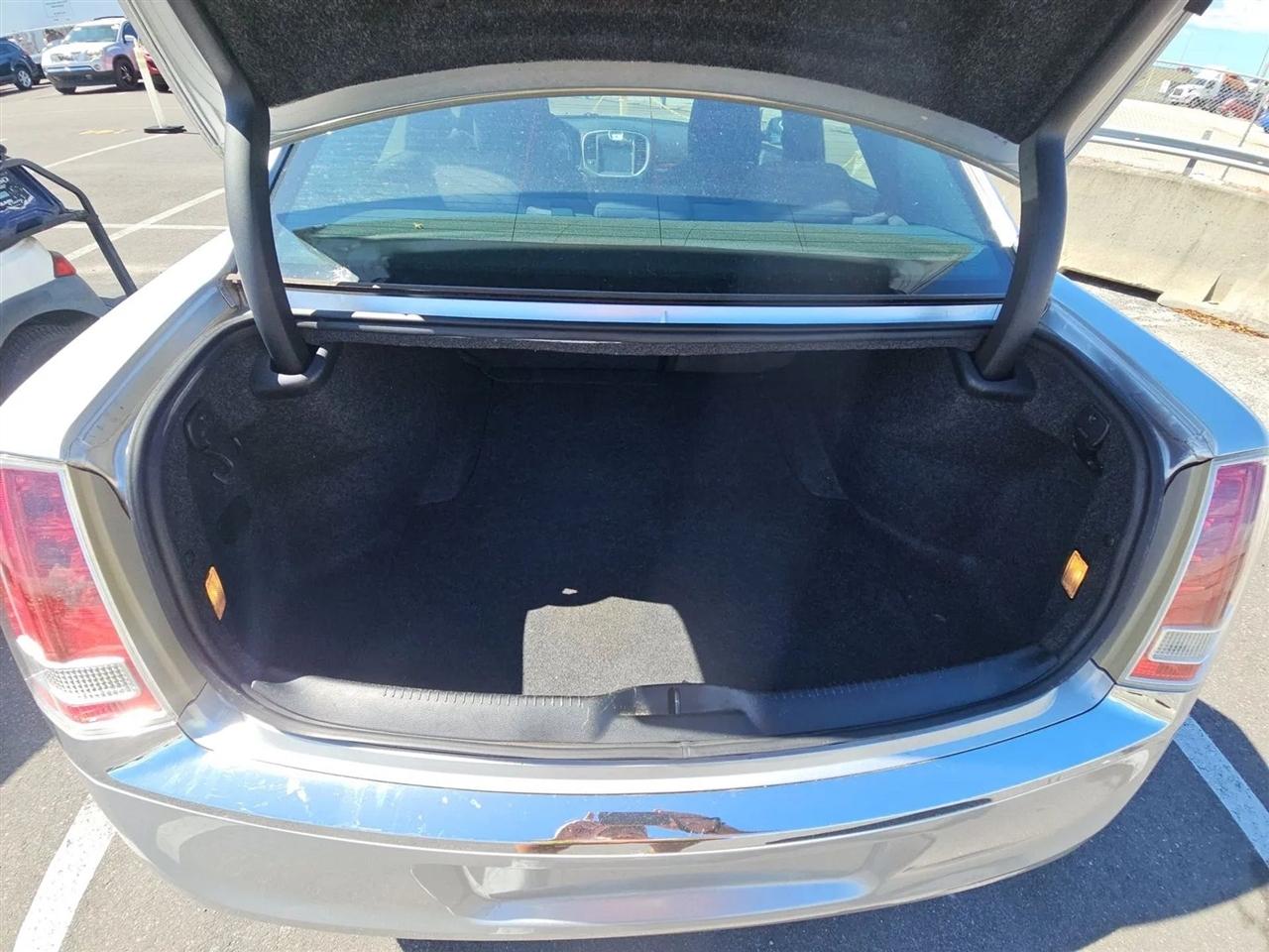 Chrysler 300 4dr Sdn V6 RWD 2012