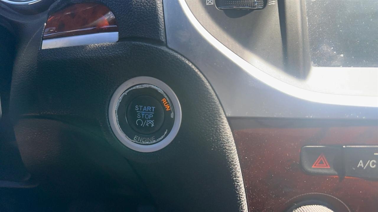 Chrysler 300 4dr Sdn V6 RWD 2012