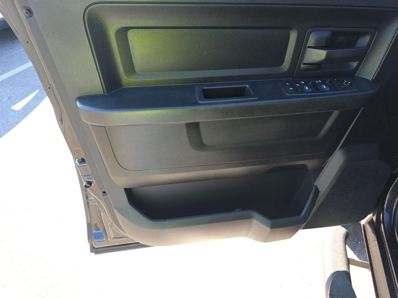 RAM 1500 Express 4x2 Quad Cab 6'4" Box 2018