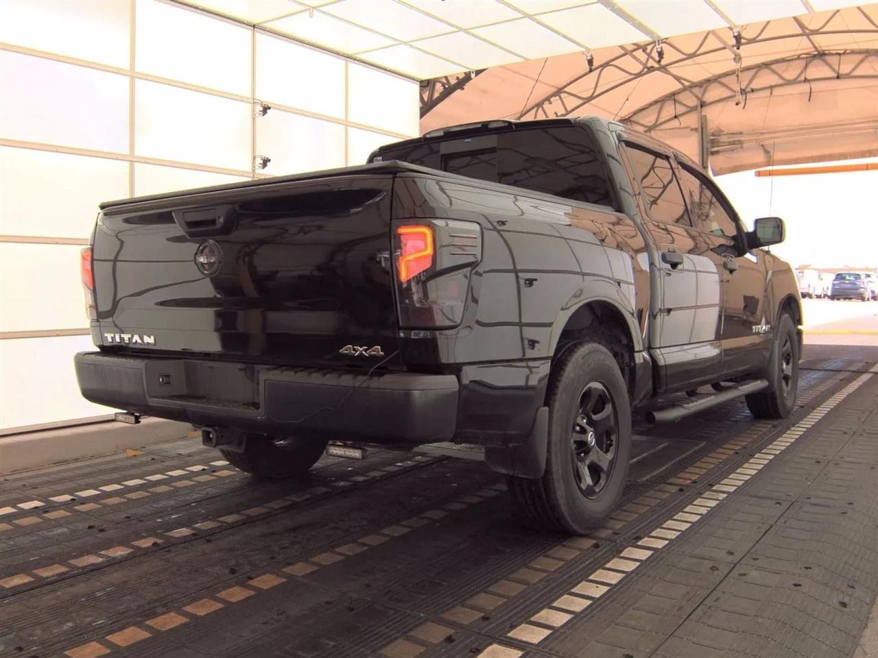 Nissan Titan 4x4 Crew Cab S 2017