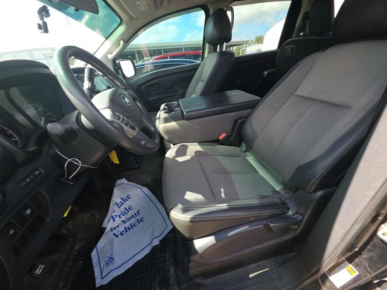 Nissan Titan 4x4 Crew Cab S 2017