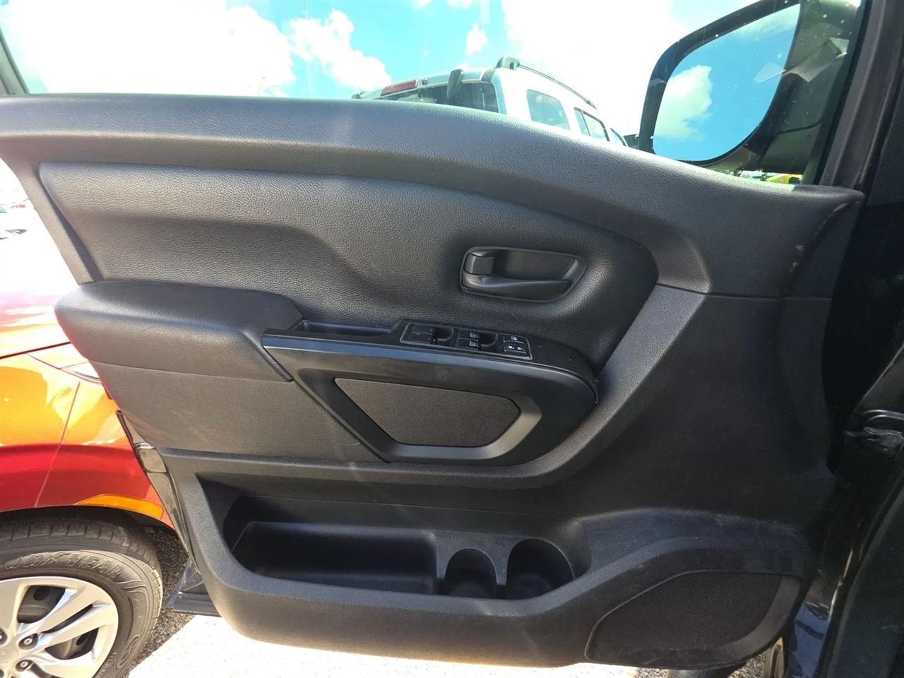 Nissan Titan 4x4 Crew Cab S 2017