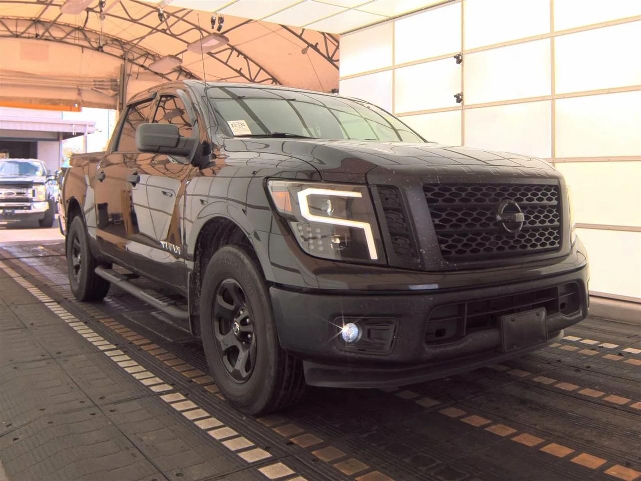 Nissan Titan 4x4 Crew Cab S 2017