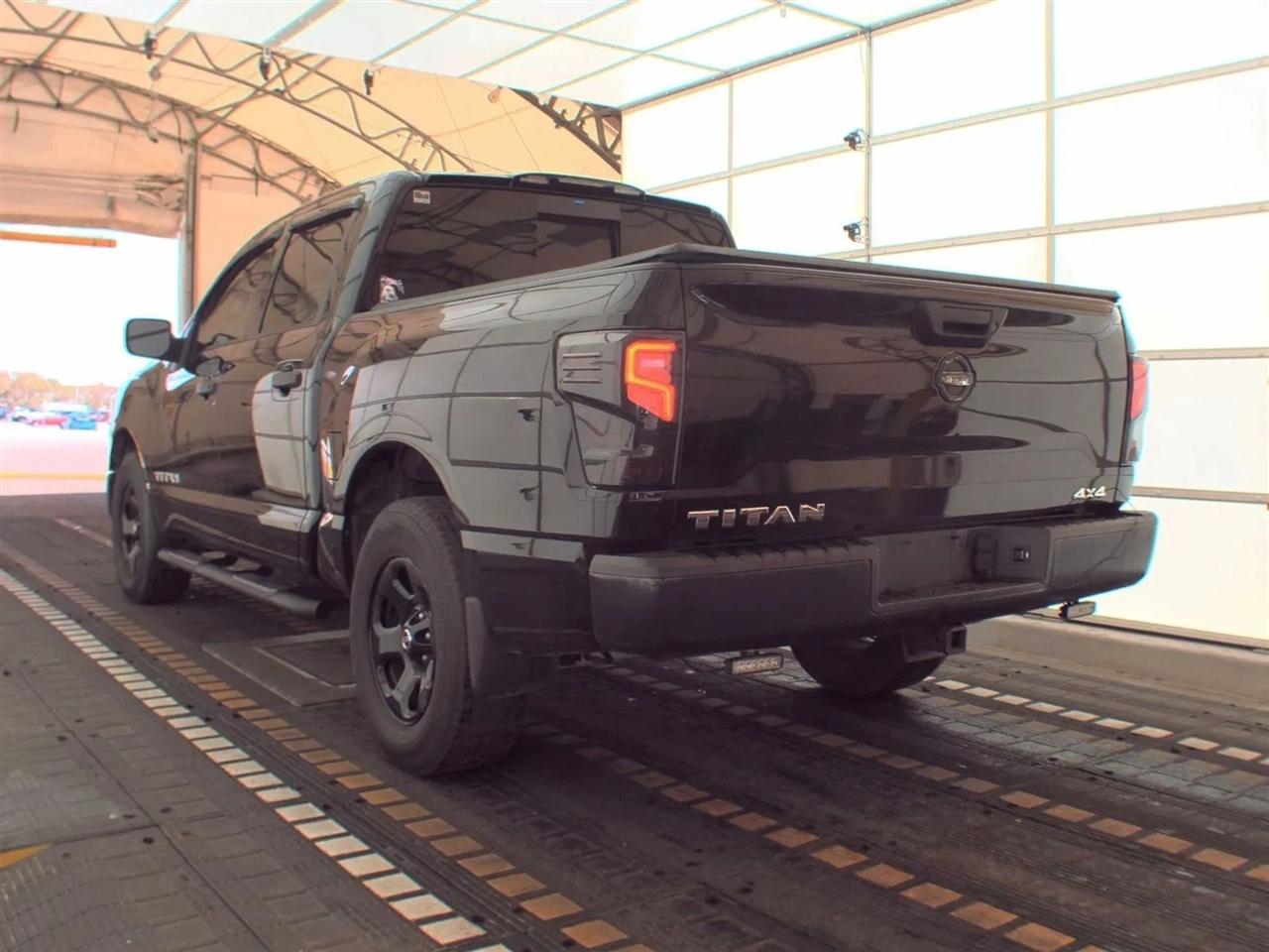 Nissan Titan 4x4 Crew Cab S 2017