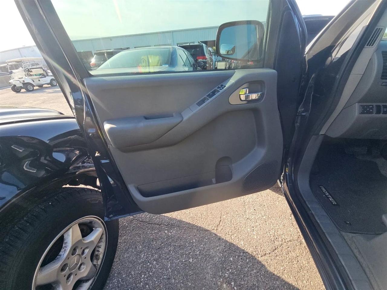 Nissan Frontier 4WD Crew Cab SWB Auto SV 2012