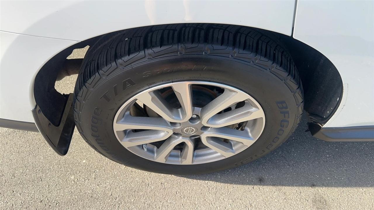 Nissan Pathfinder 2WD 4dr SV 2015