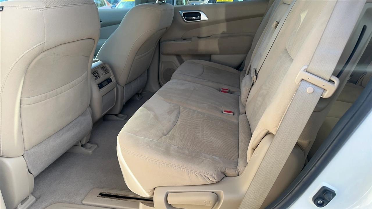 Nissan Pathfinder 2WD 4dr SV 2015