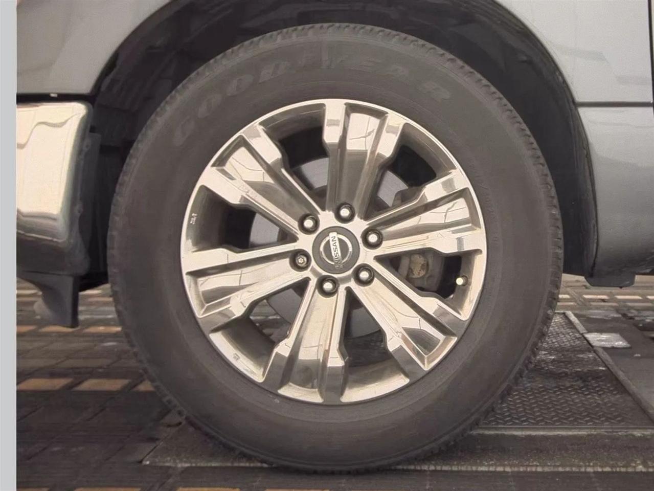 Nissan Titan 4x2 Crew Cab SV 2017