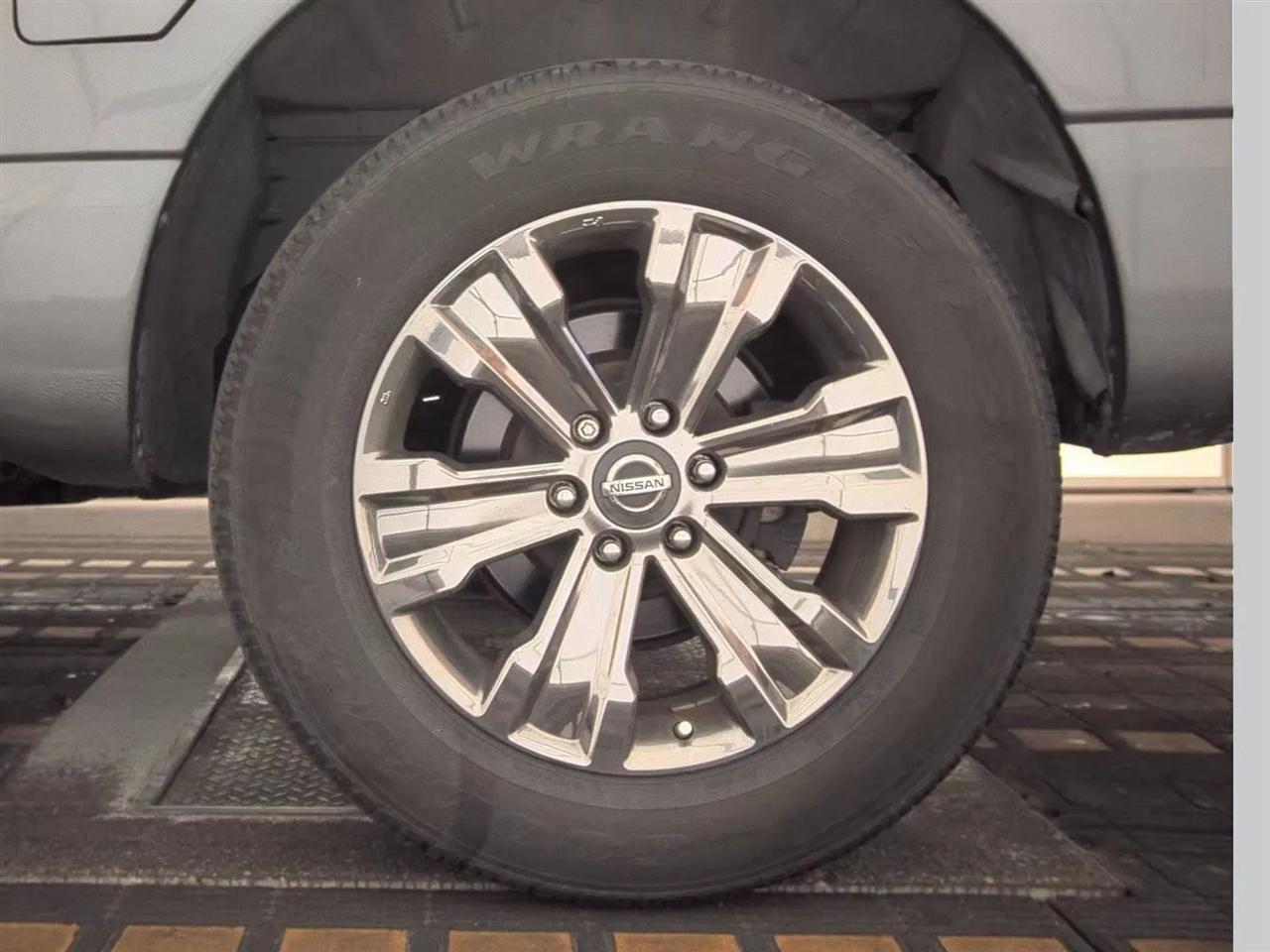 Nissan Titan 4x2 Crew Cab SV 2017