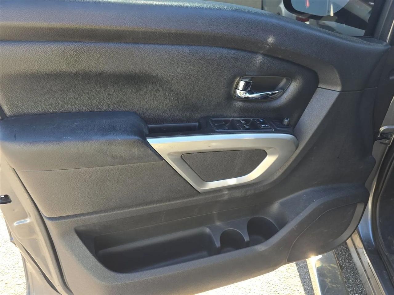 Nissan Titan 4x2 Crew Cab SV 2017