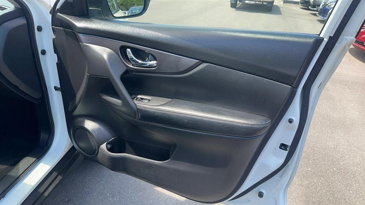 Nissan Rogue FWD 4dr SV 2016