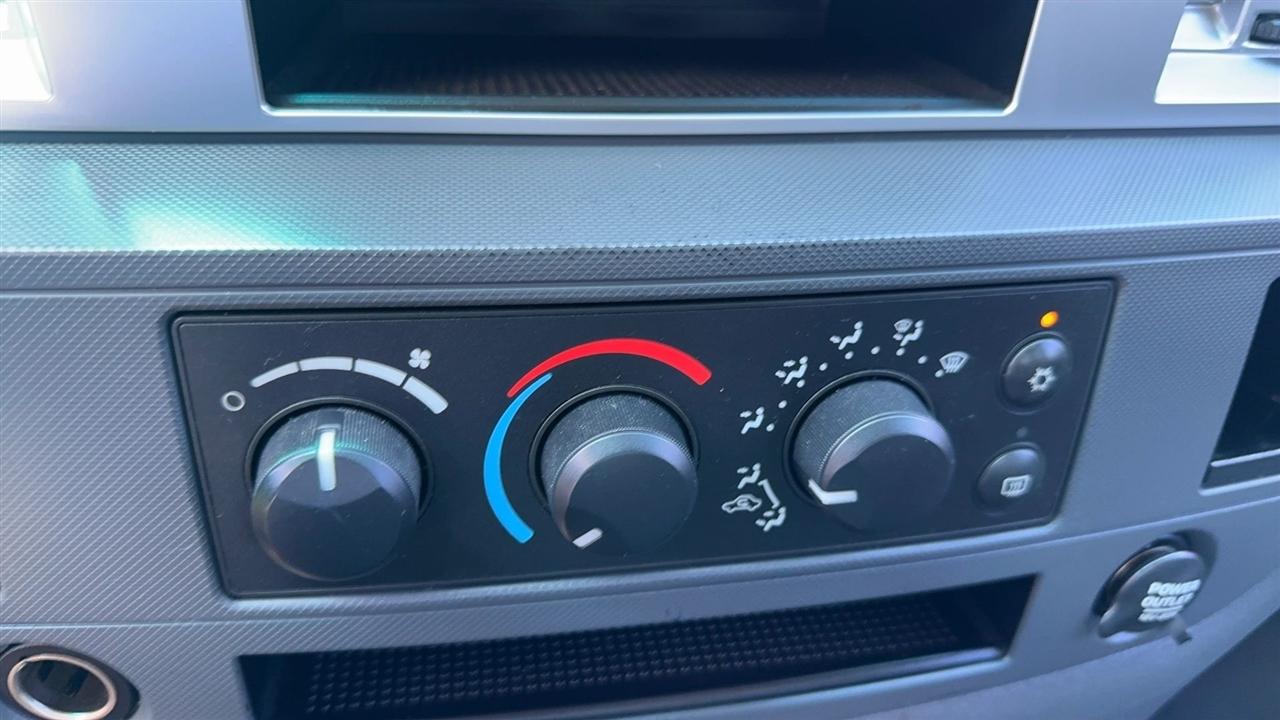 Dodge Ram 1500 2WD Quad Cab 140.5" SLT 2007