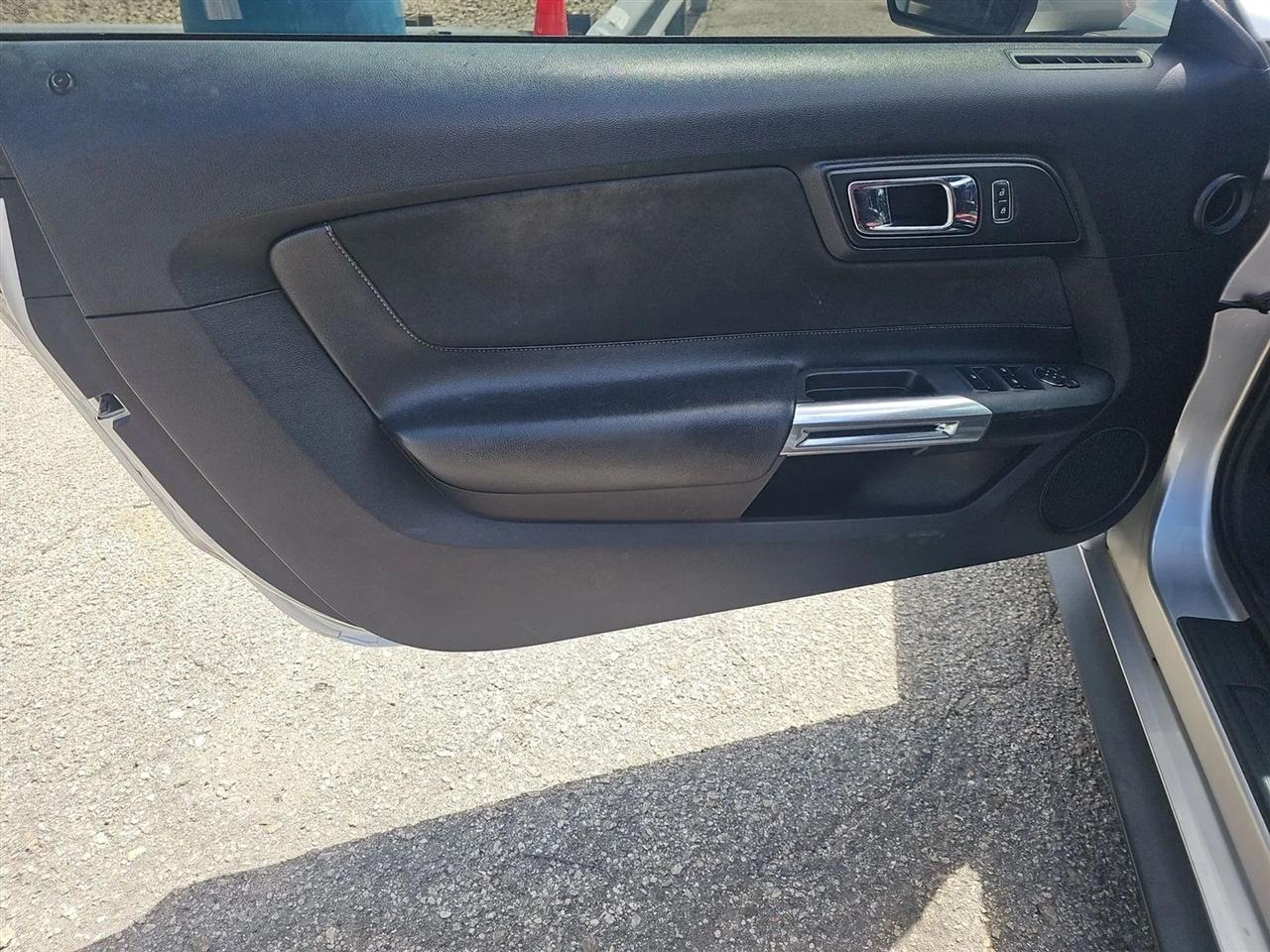 Ford Mustang 2dr Conv V6 2015