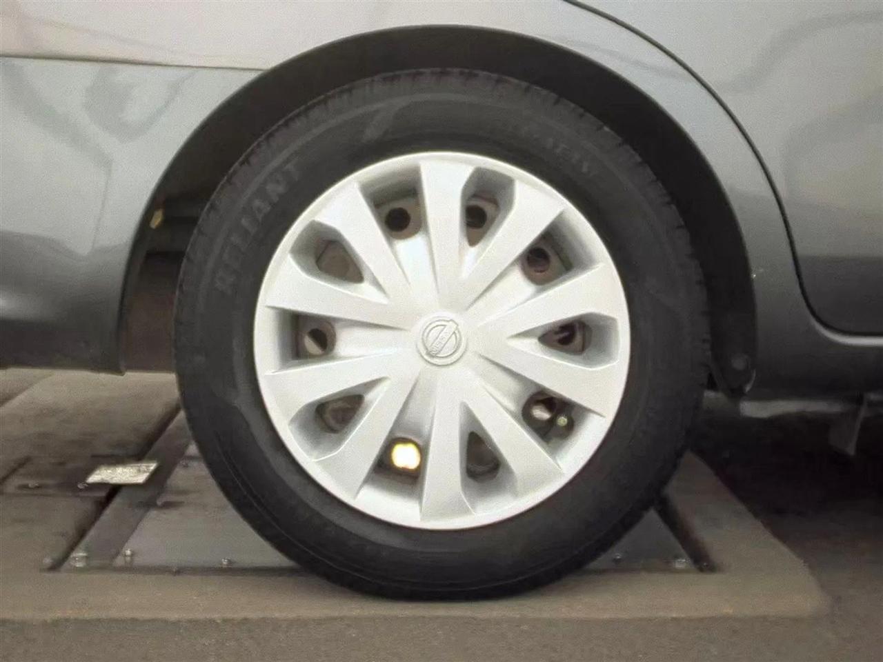 Nissan Versa Sedan SV CVT 2019