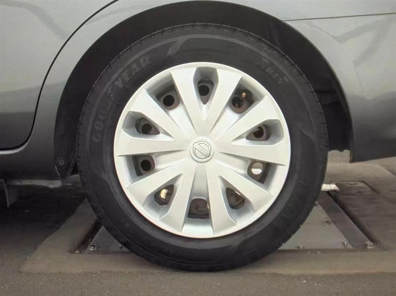 Nissan Versa Sedan SV CVT 2019