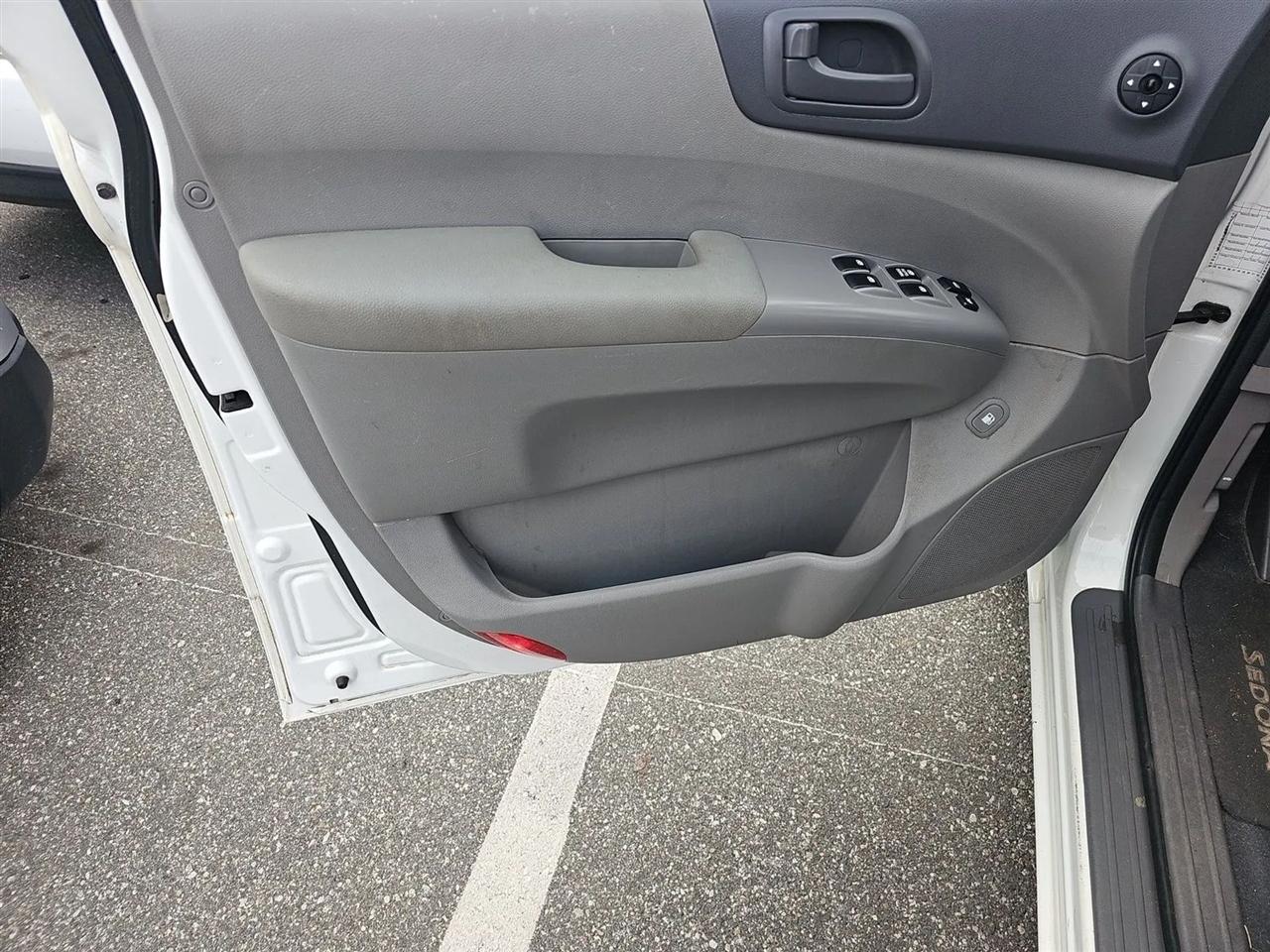 Kia Sedona 4dr LWB LX 2009