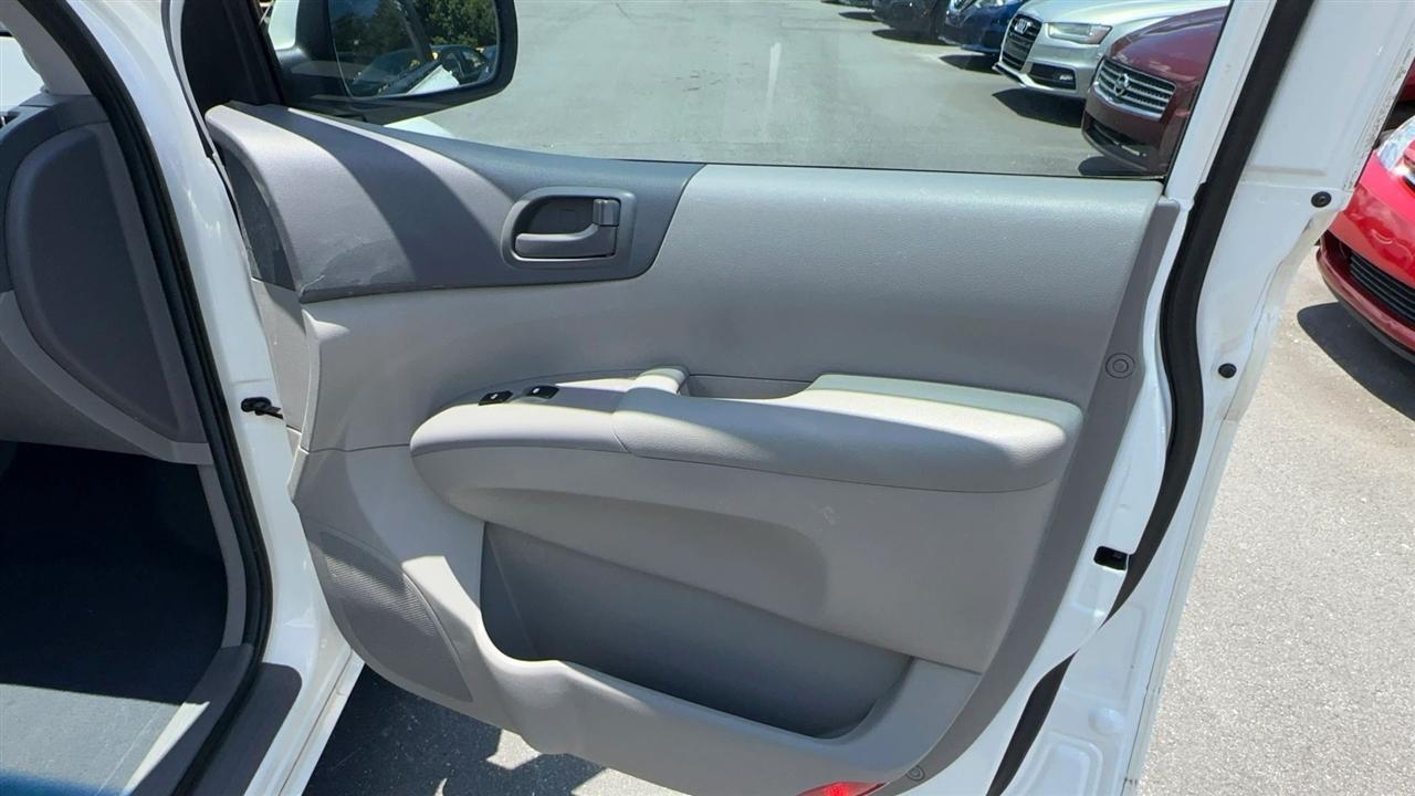 Kia Sedona 4dr LWB LX 2009