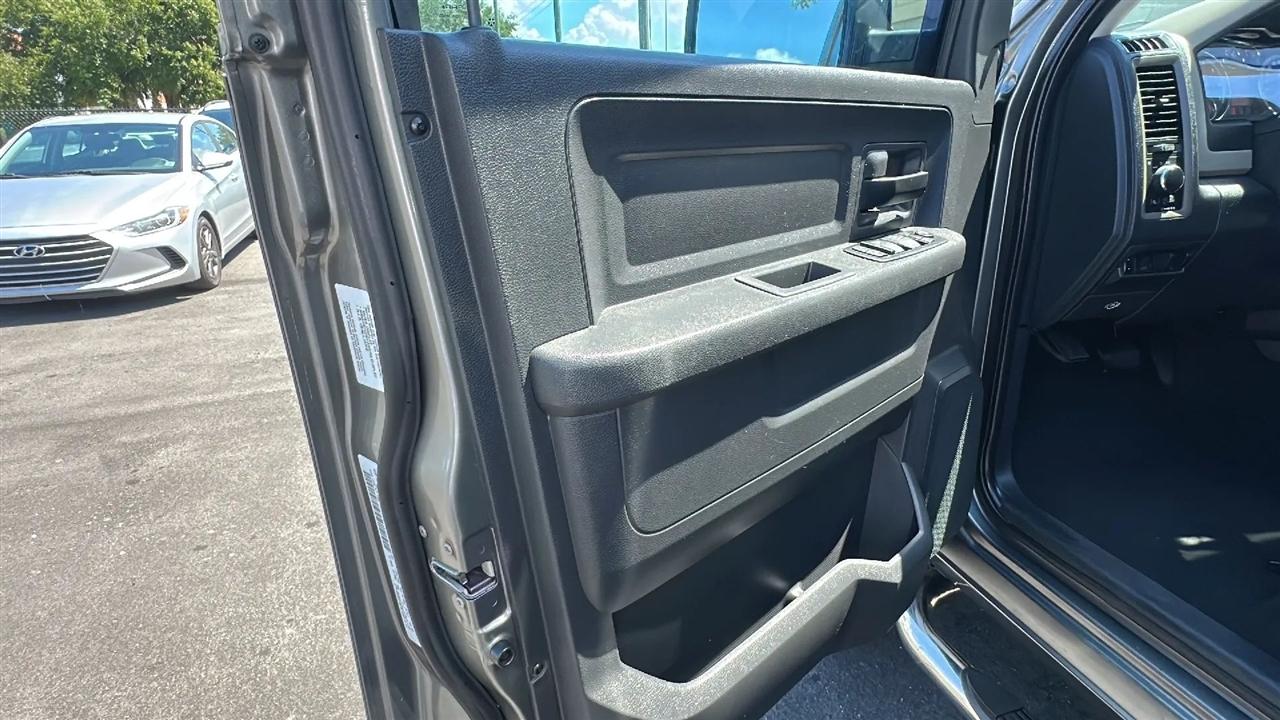 RAM 1500 4WD Quad Cab 140.5" Tradesman 2012