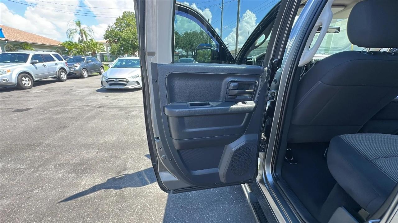 RAM 1500 4WD Quad Cab 140.5" Tradesman 2012