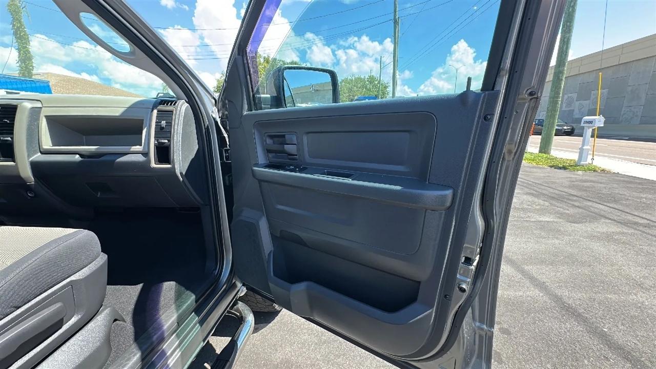 RAM 1500 4WD Quad Cab 140.5" Tradesman 2012