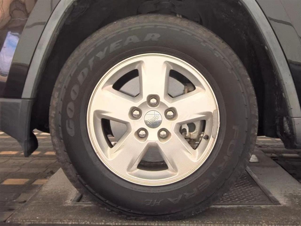 Jeep Grand Cherokee RWD 4dr Laredo 2012