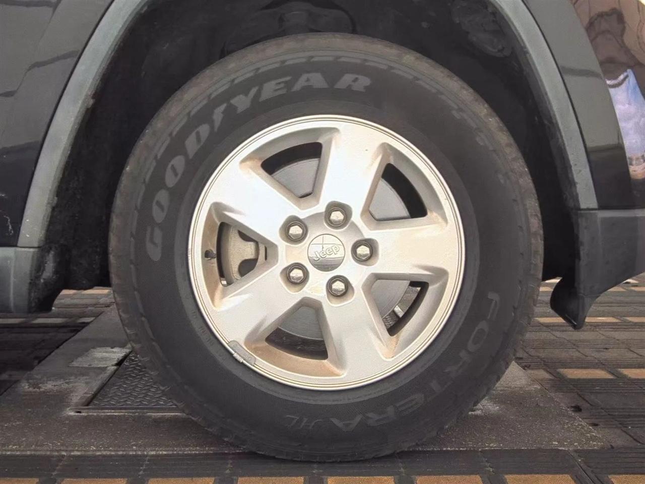 Jeep Grand Cherokee RWD 4dr Laredo 2012